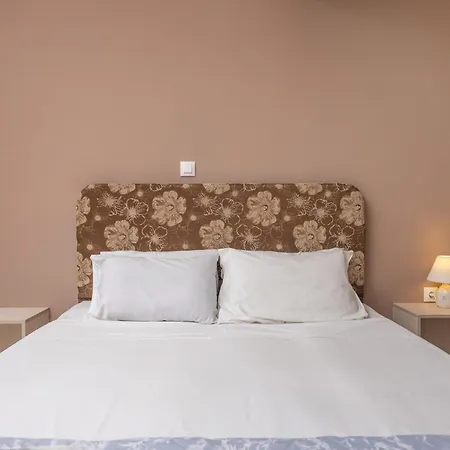 Dennis And Tanya * Лаганас