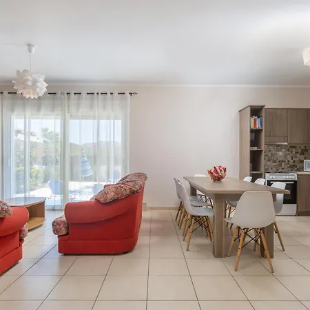 Dennis And Tanya Дом отдыха